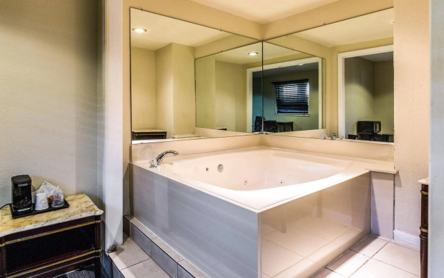 Rodeway Inn & Suites Houston near Medical Center