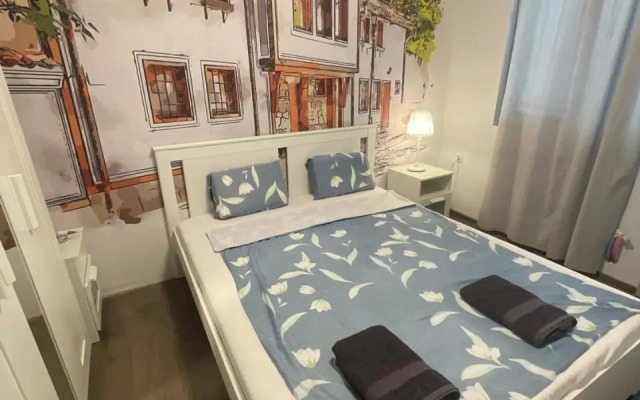 Top Center 2-BR Apartment with lovely Outdoor Area