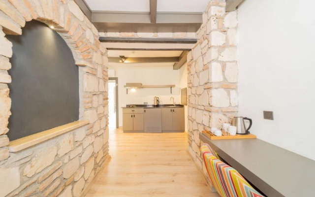 Excellent Hotel Room Near Hadrian s Gate