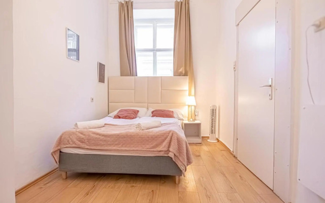 Comfortable 2BR Apt. Central and Well Connected