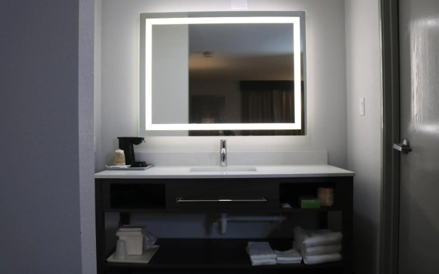 Econo Lodge Inn & Suites Southeast