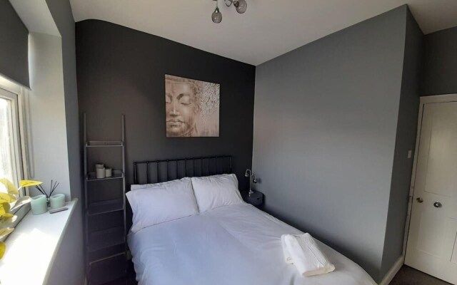 Spacious 5-bed House - Sleeps 10, Garden & Parking