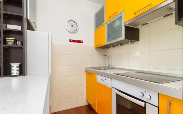 Apartment Put Meja
