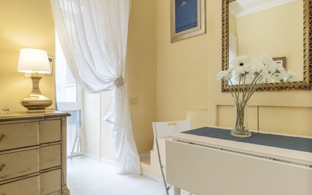 Ara Pacis Elegant Flat