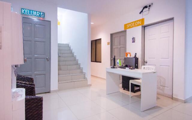 OYO 89618 Delegant Hotel