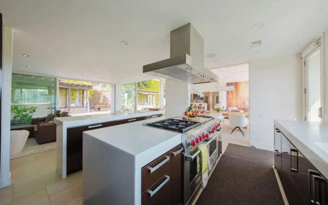 Zen Estate - Luxurious 5BR Beverly Hills Sanctuary With Pool & Canyon Views