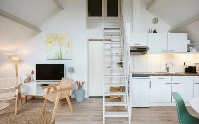 Comfortably Furnished Holiday Home by the sea