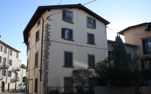 Apartment via Maironi da Ponte