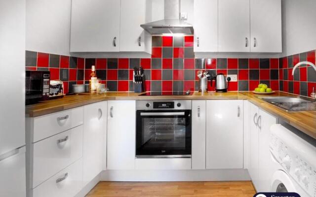 Wokingham - 2 Bed Stylish House, Central - Parking