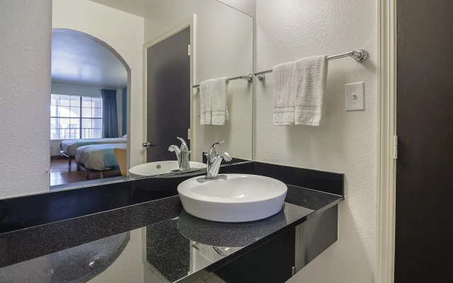 Motel 6 Canton, TX