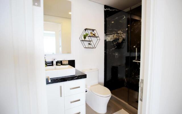 RealLuxe Stylish apartment with pool and gym
