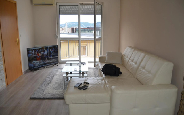 Flat at the edge of the center + parking