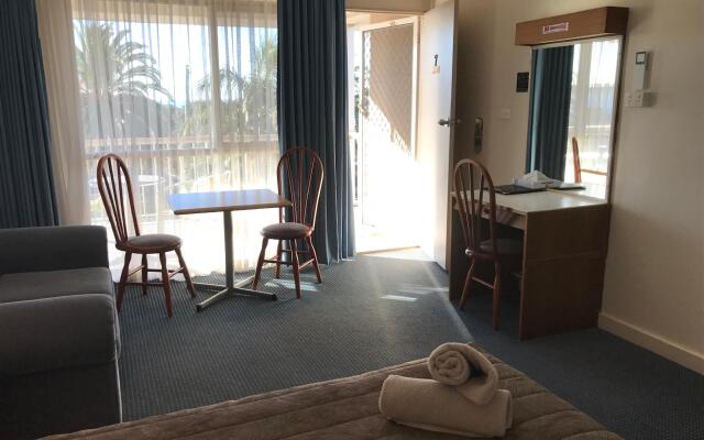 Holiday Lodge Motor Inn