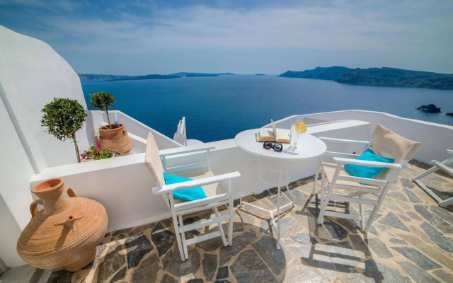 Kima Oia Suites