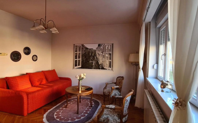 Windows City Apartment