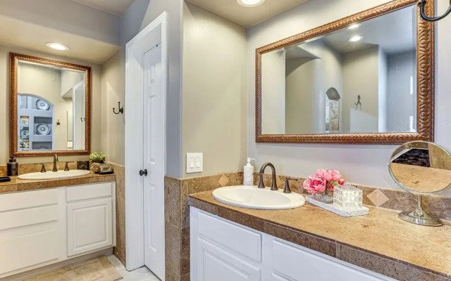 Half-mi to Scottsdale Stadium: Remodeled Home!
