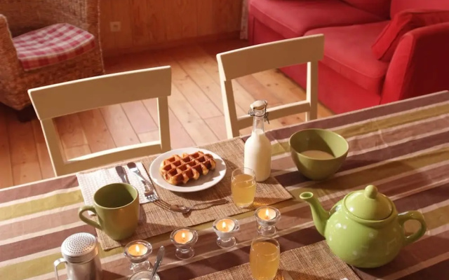 Authentic wooden holiday home in peaceful green surroundings
