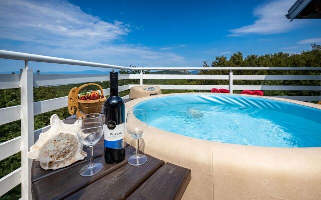 Beautiful Home in Crikvenica With Wifi, 2 Bedrooms and Jacuzzi