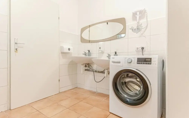 6BR Apt with Garden near Danube