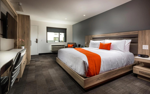 Canoga Hotel at Warner Center