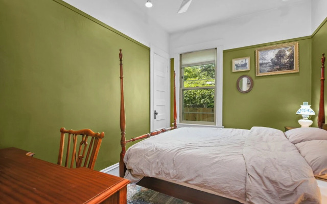 Uptown Minneapolis Home: Walk To Lakes!