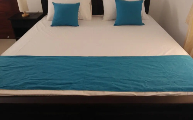 Queens Airport Residence