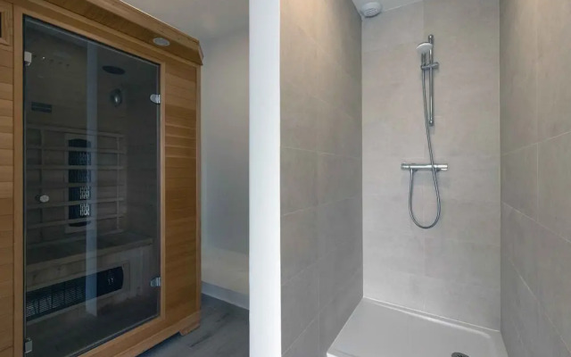 Modern Four Bedroom House With Golf Course Views