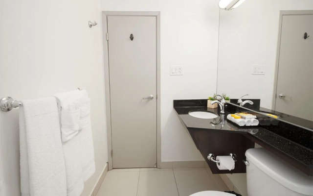 21st Floor Two Bedroom Downtown Unit Free Parking