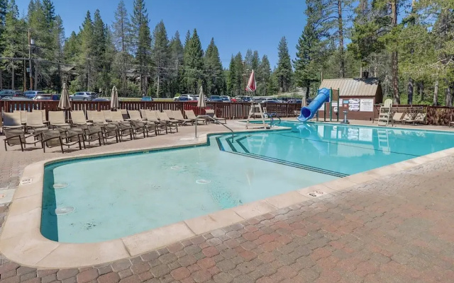 Truckee Retreat w/ Fireplace & Community Amenities