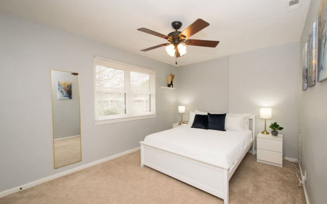 Walkable 2BR Condo Near Greenway Mission