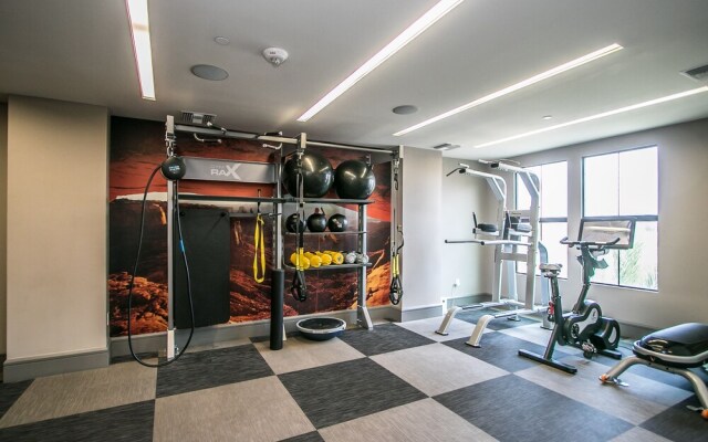 Rooftop Pool with Views-King Beds-Parking 1123