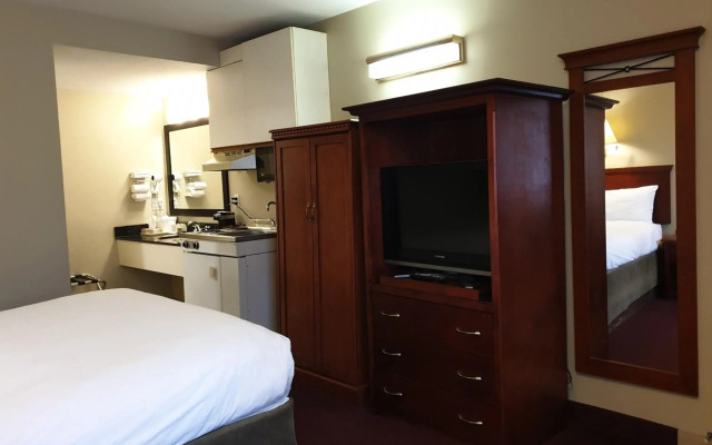 Riverland Inn & Suites