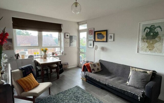 Contemporary 1BD Flat W/balcony - Stoke Newington!