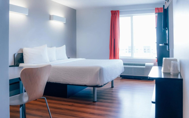 Motel 6 Airdrie, AB