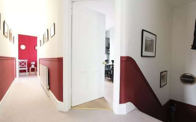 Spacious 3 Bedroom Home In North London