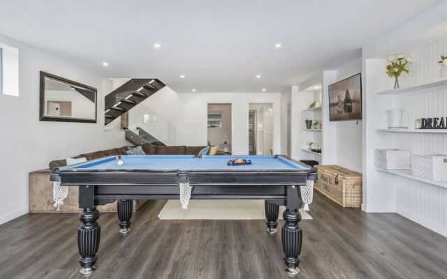 Essence House - 4 Bedroom Holiday Home