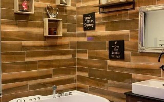 MANOIR AUX trois charmes