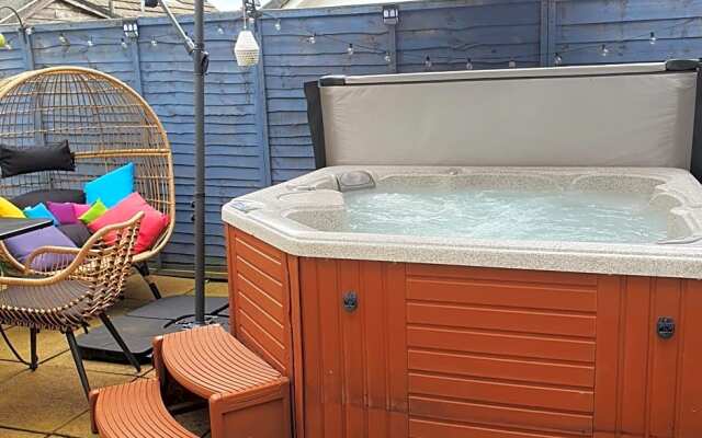 The Green Monkey Lux Suite at The Grumpy Schnauzer B&B Private Hot Tub, Gym, Breakfast, Stunning!