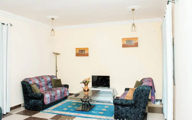 Odza, Modern Apartment, 3 Bedrooms, Private Parking