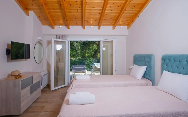 Villa Nikolakis, Kerasia, on the beach