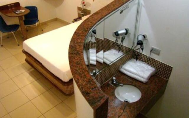 Status Motel PE15 (Adults Only)