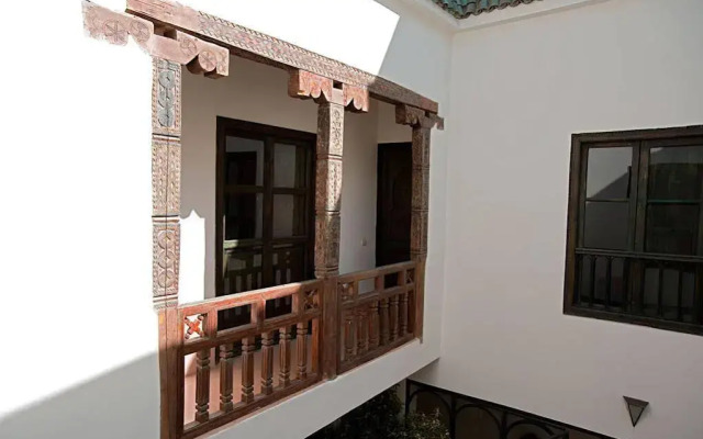 Riad Le J