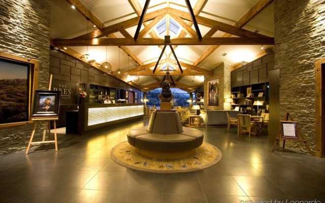 The Rees Hotel, Luxury Apartments & Lakeside Residences