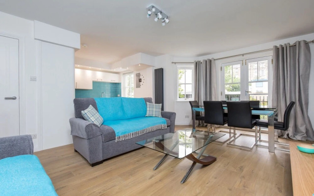 415 Huntingdon Place Apartment
