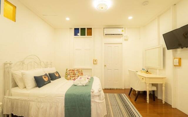RoomQuest Baan Khun Phra The Iconic