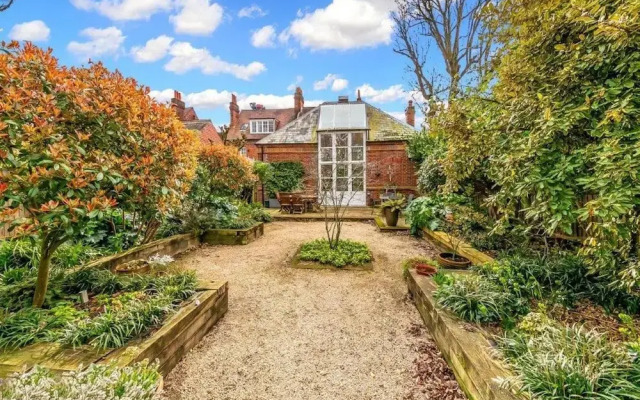 Unique 2 Bedroom Converted Artist's Studio