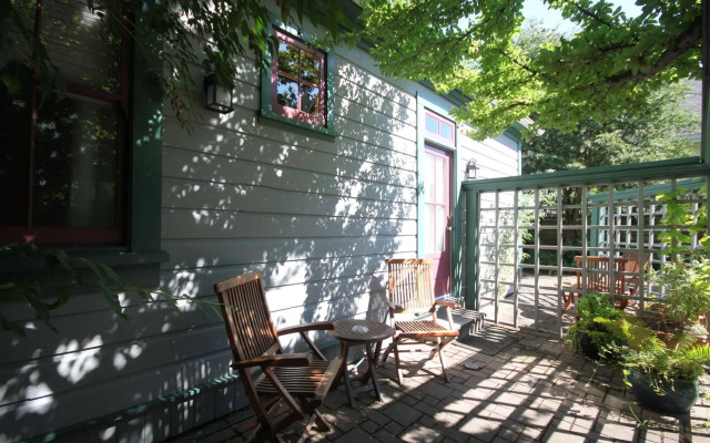 Spinnakers Brewpub & Guesthouses
