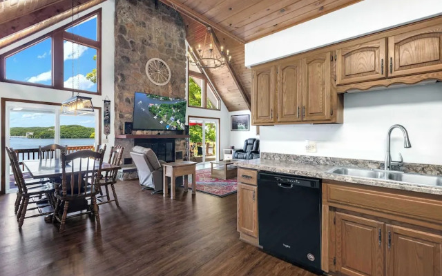 Boondock Bliss - Lakefront, Private Dock Sleeps 15!