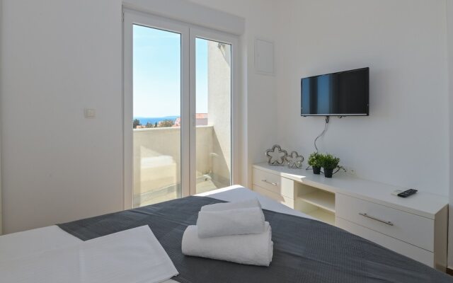 Sunny apartment with a Private Pool