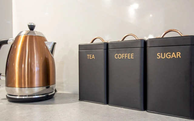 Stylish + Modern 2BR Riverside Apt, Free Parking